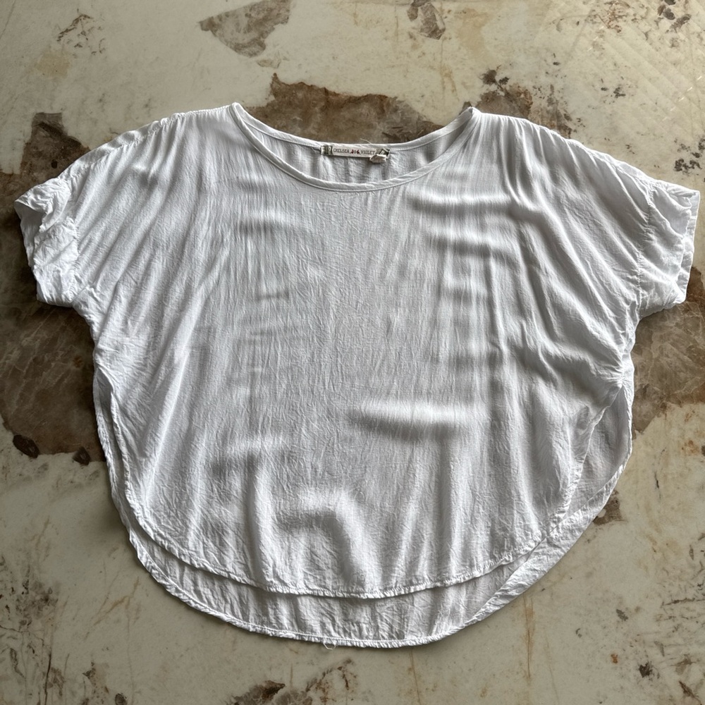 Chelsea & Violet White Scoop-Neck Short Sleeve Top